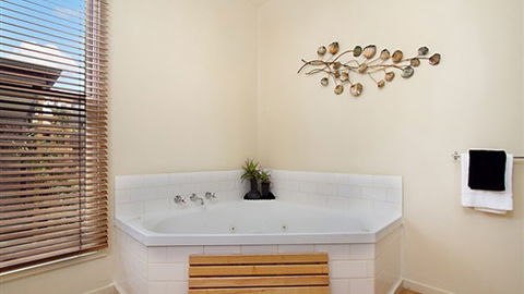Lake Como Villa & Studio - Daylesford - Tourism Listing 3