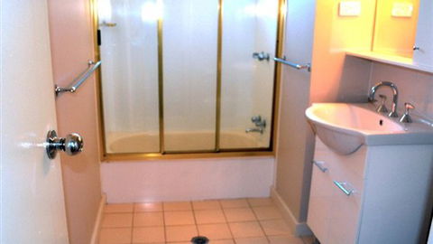 Creekside Holiday Home Rental - Caravan Park Accommodation 3