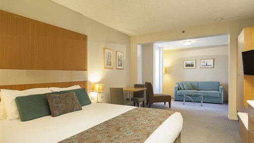 Quality Hotel Downtowner on Lygon Logo and Images