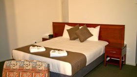 Strath Motel Logo and Images