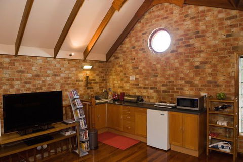 Bet's Bed And Breakfast Studio - Victoria Tourism 5