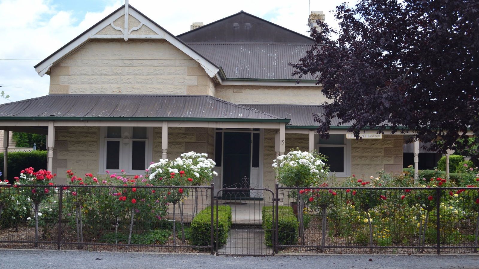 Tin House at Tanunda Logo and Images