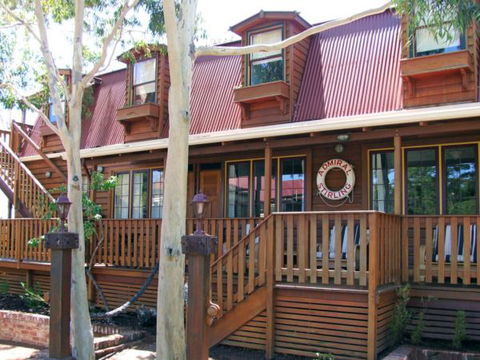 Admiral Stirling Inn - Car Rental 0
