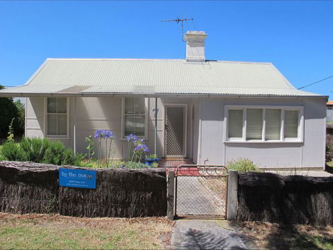 Holly's Holiday Home - Car Rental 0