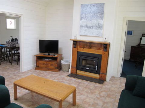 Holly's Holiday Home - Car Rental 3