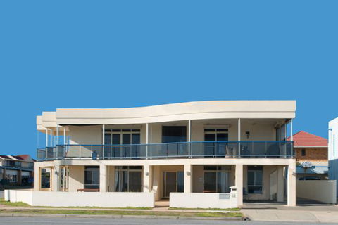 Seaview Sunset Beachfront Apartments - Car Rental 0