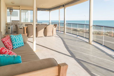 Seaview Sunset Beachfront Apartments - Car Rental 1