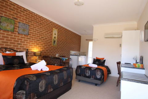 Top Of The Town Motor Inn Yackandandah - Caravan Park Accommodation 7