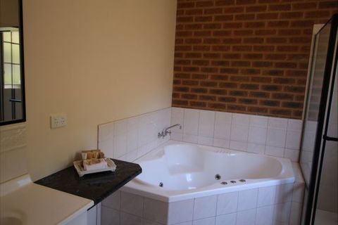 Top Of The Town Motor Inn Yackandandah - Caravan Park Accommodation 9