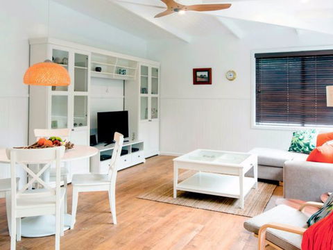 Admiralty Apartments - Car Rental 1