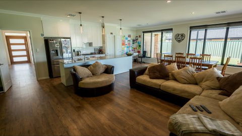 Barossa Family Holiday Home - Caravan Park Accommodation 8