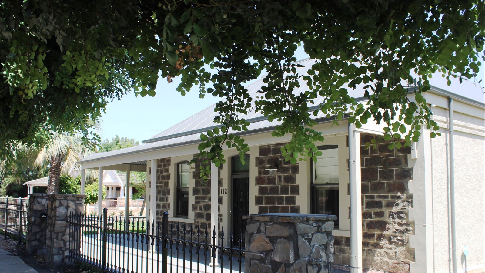 Barossa Bed and Breakfast Logo and Images