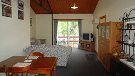 The Old Oak Bed And Breakfast - The Shearing Shed - Caravan Park Accommodation 0