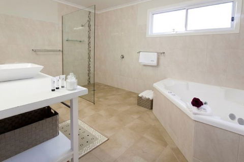 Brookfield Guesthouse - Caravan Park Accommodation 6
