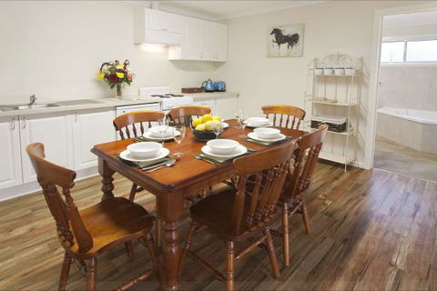 Brookfield Guesthouse - Caravan Park Accommodation 7
