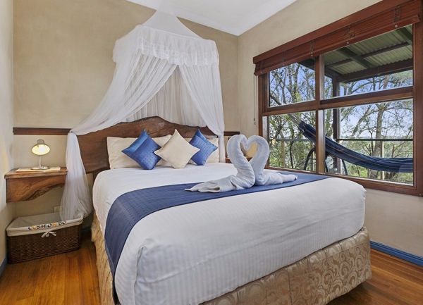 Lillypilly's Cottages and Day Spa Logo and Images