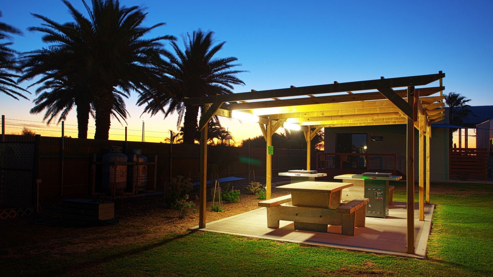 Discovery Parks - Adelaide Beachfront Logo and Images