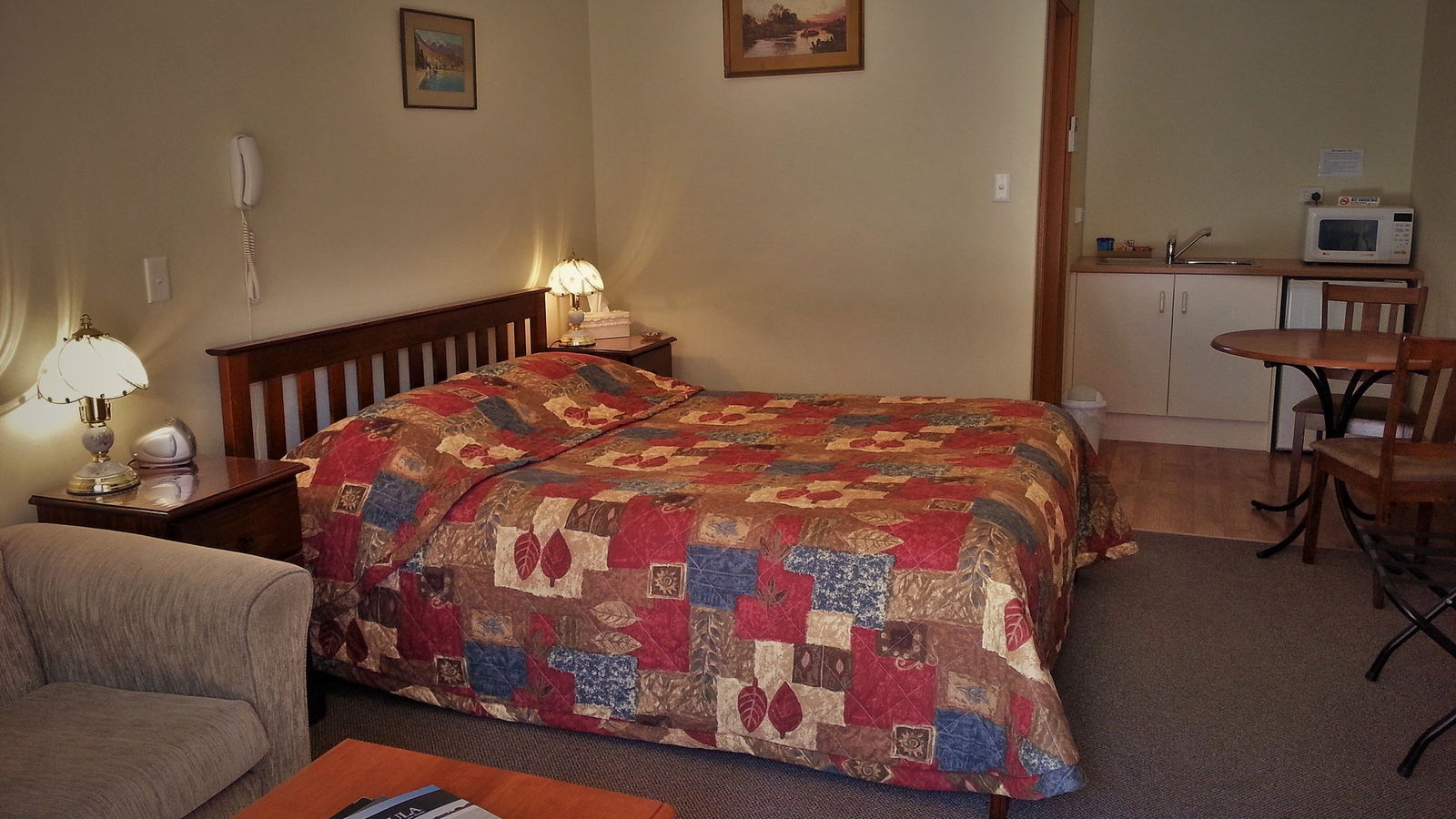 Sonbern Lodge Motel Logo and Images