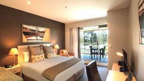Oaks Plaza Pier Hotel Logo and Images