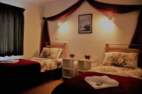 Sundial Holiday Apartments - Car Rental 4