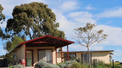 Clare View Accommodation - Clare View Cottage - Caravan Park Accommodation 0