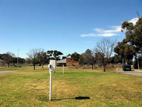 Leeton Caravan Park - Car Rental 1