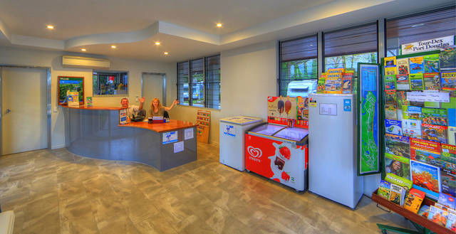 Palm Cove Holiday Park Logo and Images