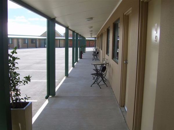 Bakehouse Motel Goulburn Logo and Images