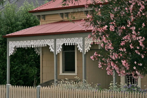 Williamstown Cottages & Apartments - Caravan Park Accommodation 1