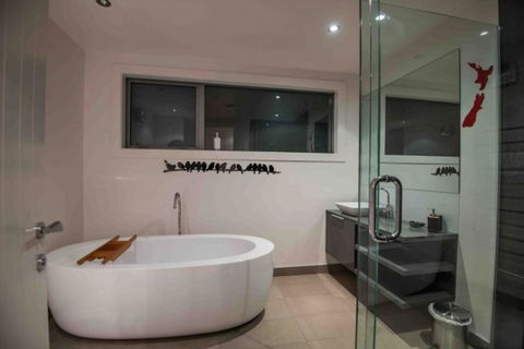 Luxury At Arthur's Point - Accommodation New Zealand 4