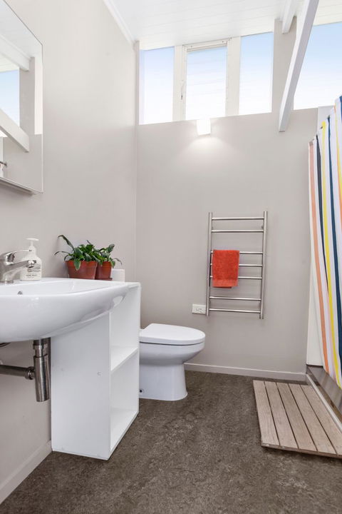 Ocean Beach Escape - Raglan Holiday Home - Accommodation New Zealand 1