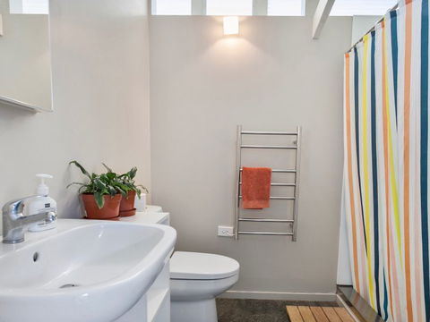 Ocean Beach Escape - Raglan Holiday Home - Accommodation New Zealand 2
