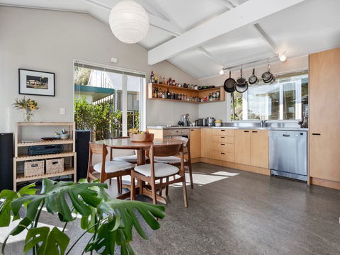 Ocean Beach Escape - Raglan Holiday Home - Accommodation New Zealand 10