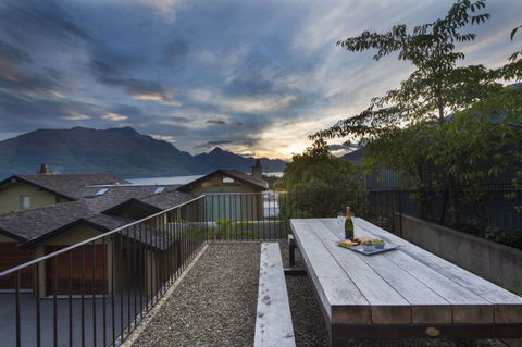 Central Queenstown Views - Accommodation New Zealand 3