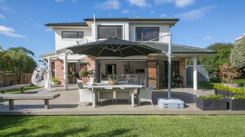 Hollywood In Hobsonville - Accommodation New Zealand 0