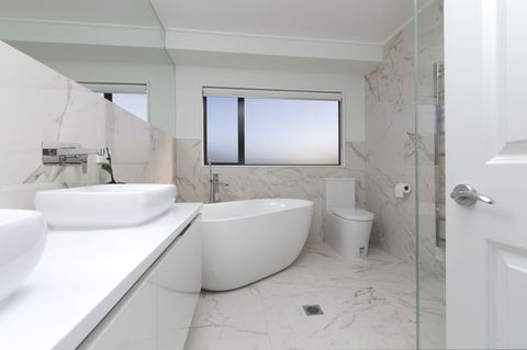 Hollywood In Hobsonville - Accommodation New Zealand 4
