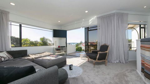 Hollywood In Hobsonville - Accommodation New Zealand 7