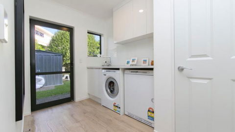 Hollywood In Hobsonville - Accommodation New Zealand 9