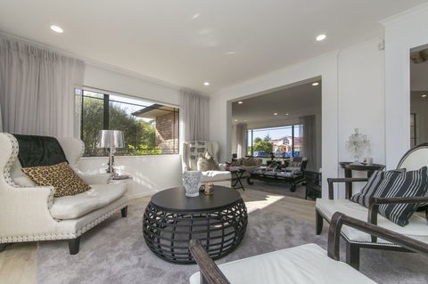Hollywood In Hobsonville - Accommodation New Zealand 12