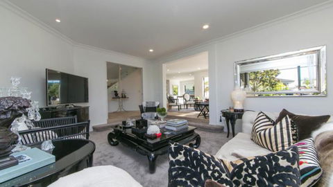 Hollywood In Hobsonville - Accommodation New Zealand 13