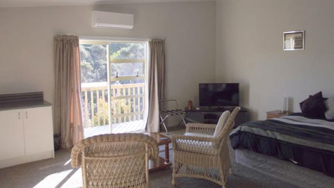 Longhouse Bed And Breakfast - Accommodation New Zealand 3