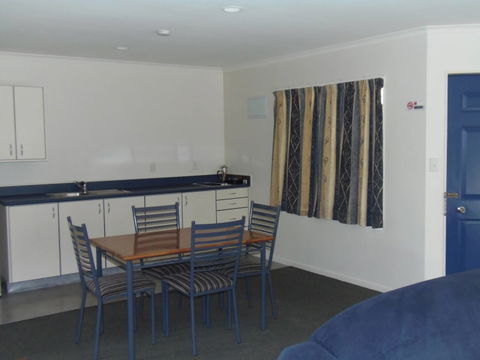 Bassingers Motor Lodge - Accommodation New Zealand 14