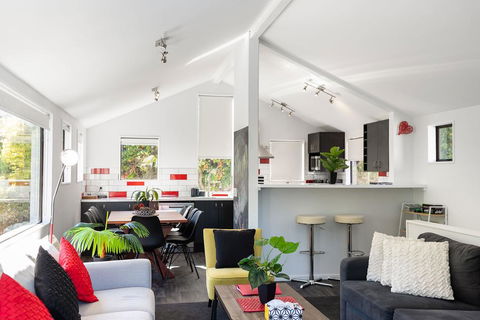 16 Guests In CBD. No Hills. No Taxis. Unique! - Accommodation New Zealand 3