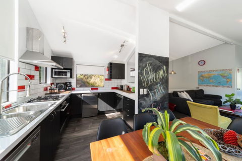 16 Guests In CBD. No Hills. No Taxis. Unique! - Accommodation New Zealand 2