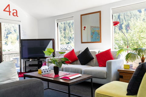 16 Guests In CBD. No Hills. No Taxis. Unique! - Accommodation New Zealand 1