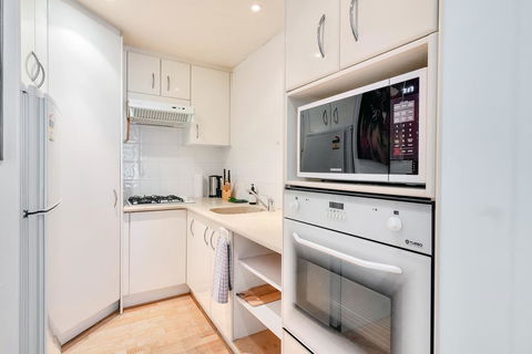 1BR City Apartment W/ FREE PARKING For 2 Cars - Accommodation New Zealand 3