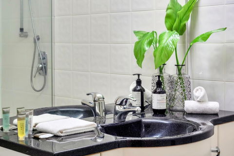 1BR City Apartment W/ FREE PARKING For 2 Cars - Accommodation New Zealand 2