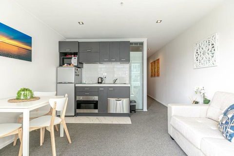 2BR Apartment W/ Balcony, Gym And Parking Access! - Accommodation New Zealand 0