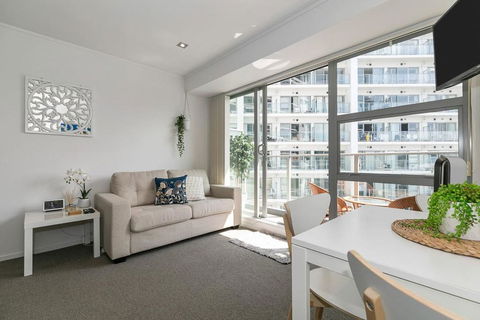 2BR Apartment W/ Balcony, Gym And Parking Access! - Accommodation New Zealand 1