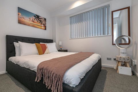 2BR Apartment W/ Balcony, Gym And Parking Access! - Accommodation New Zealand 3
